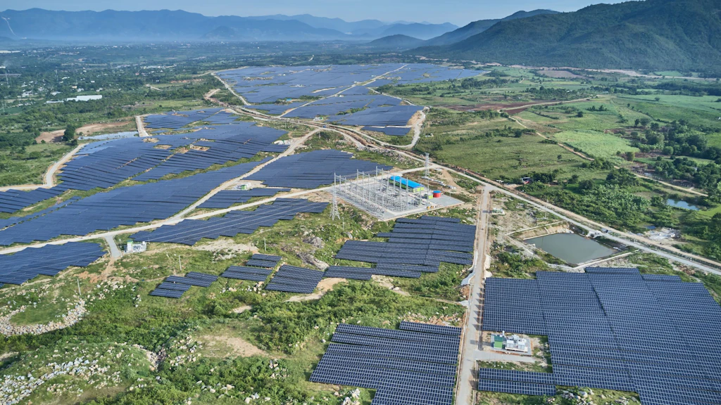 Vogelperspektive eines Solarparks in Vietnam