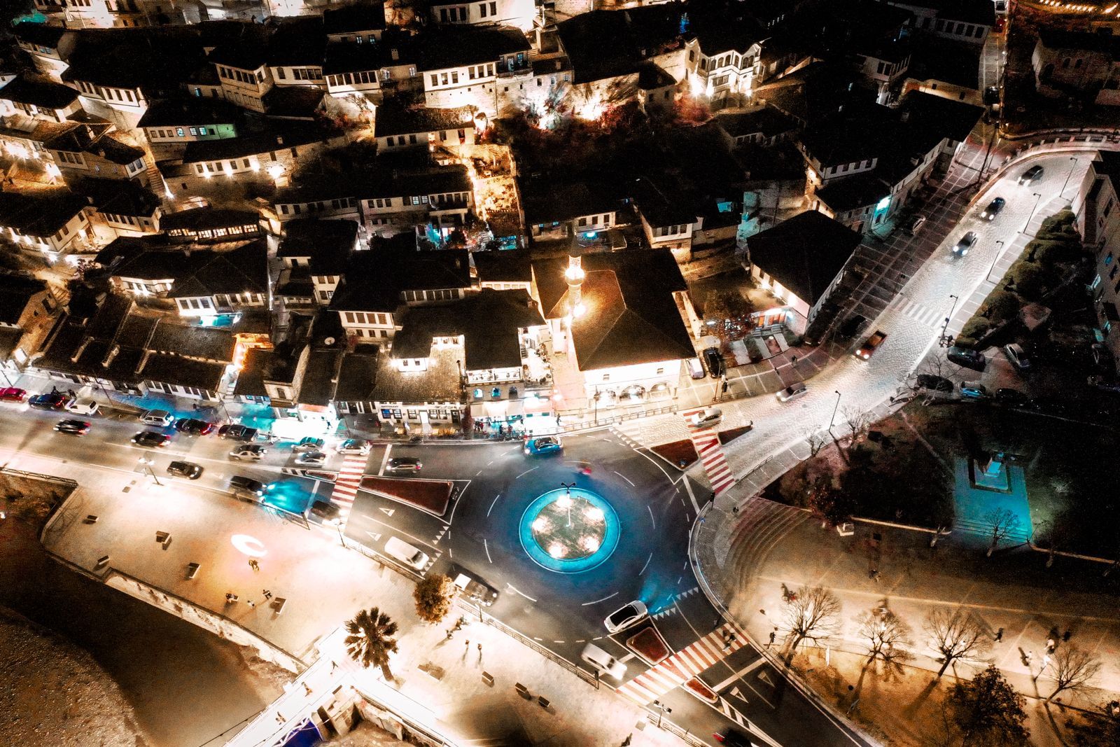 Stadt bei Nacht von oben mit sichtbarer Strassenbeleuchtung.