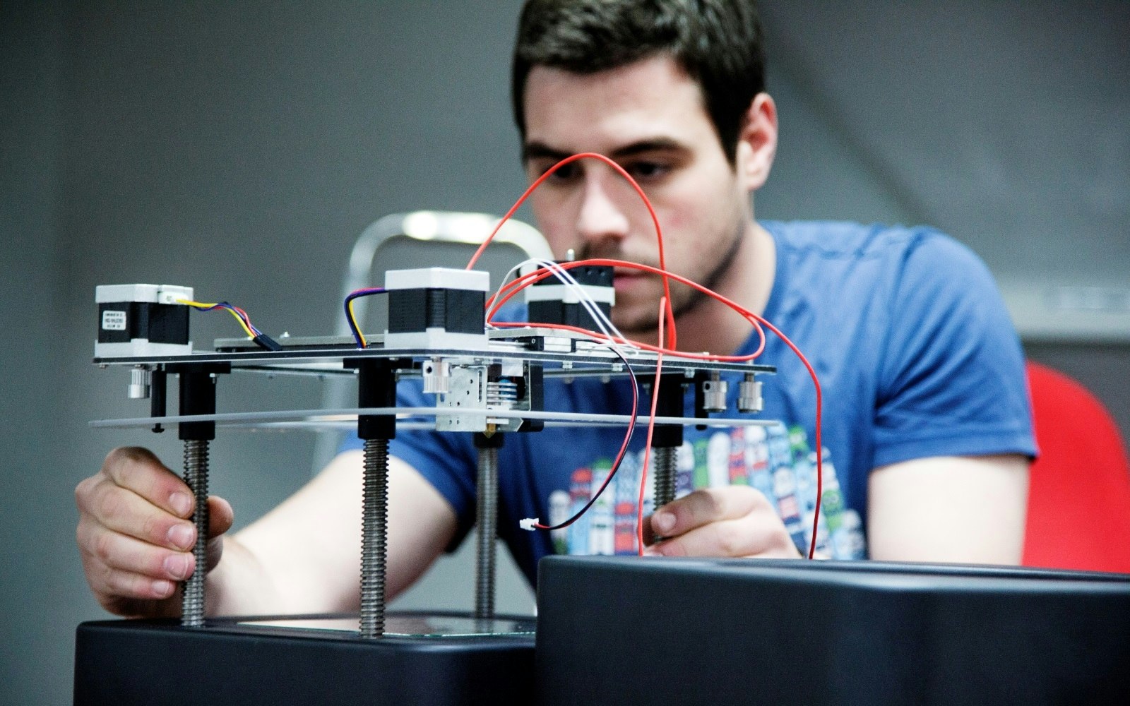 Junger Mann arbeitet an einem elektronischen Gerät