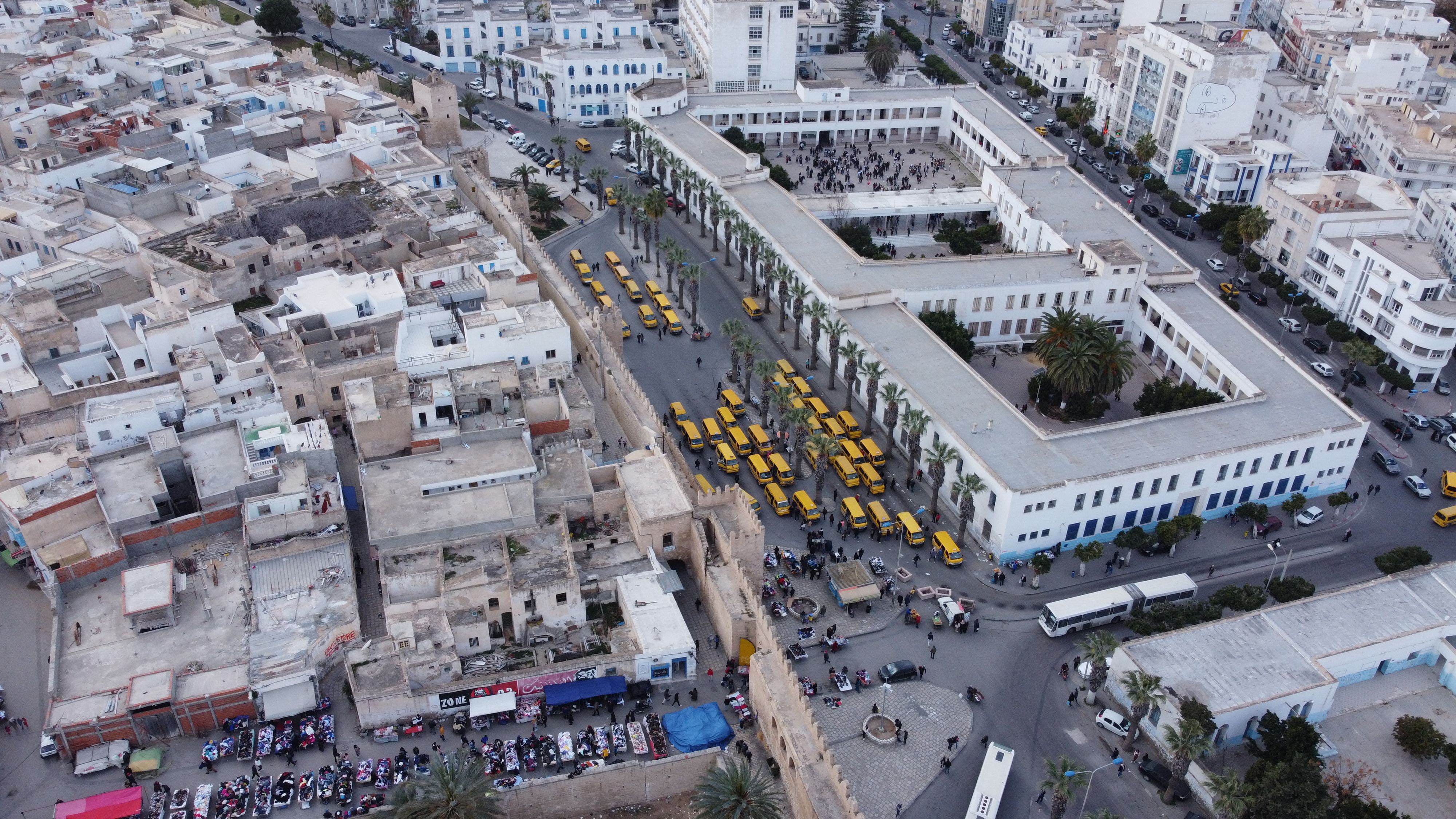 Öffentlicher Verkehr in Sousse (Tunesien) aus Vogelperspektive