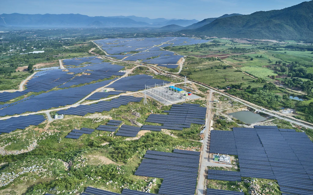 Vogelperspektive eines Solarparks in Vietnam