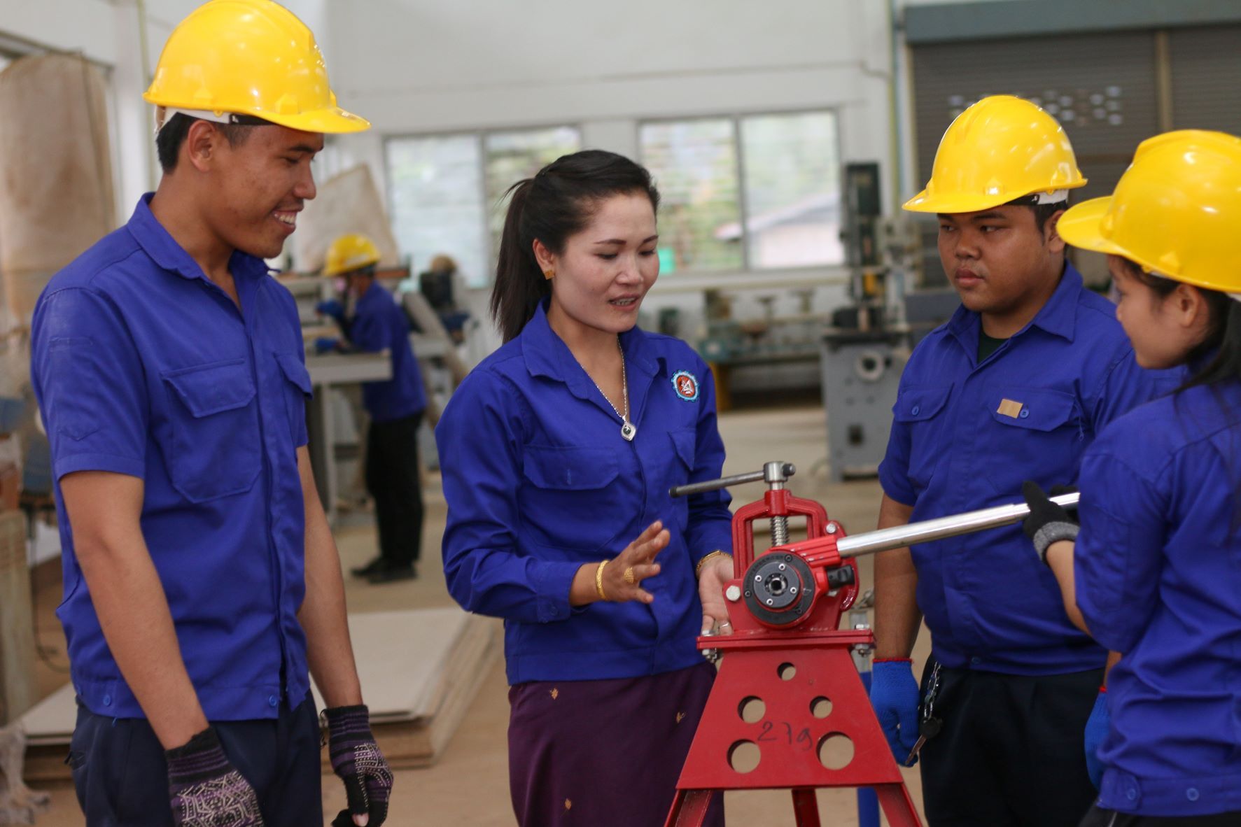 Eine Lehrerin für Klempner- und Holzarbeiten, unterrichtet ihre Studenten auf dem Hauptcampus der Champasack TVET Institution in Pakse.