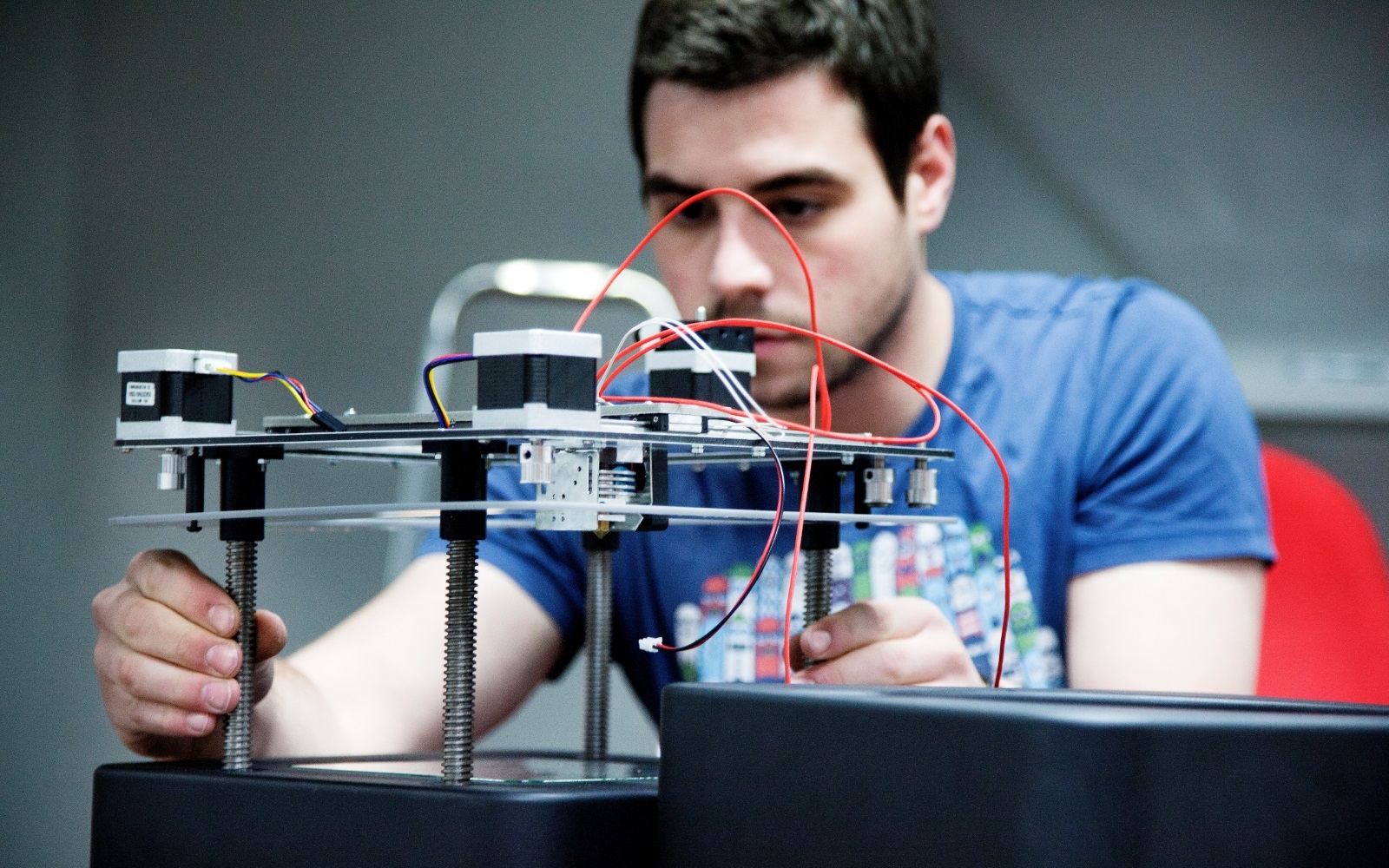 Jeune homme travaille sur un appareil