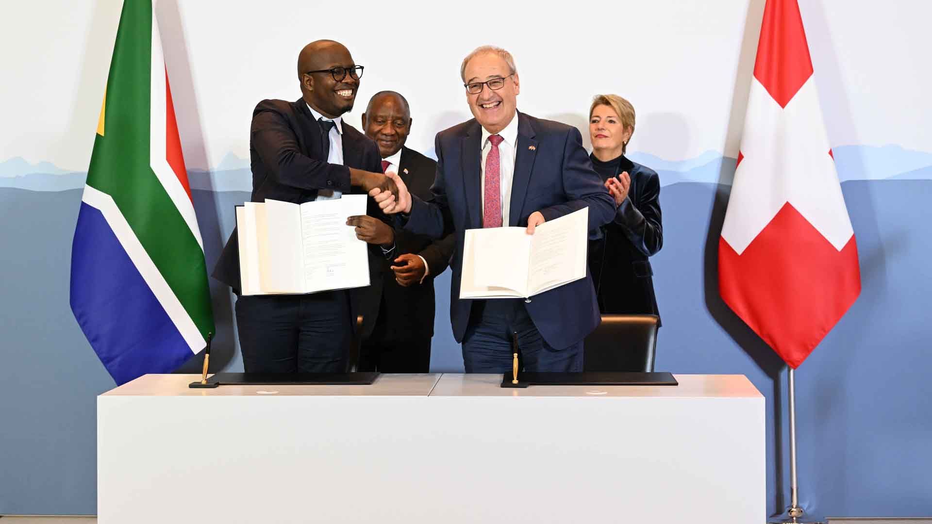 Le conseiller fédéral Guy Parmelin et le ministre sud-africain des Affaires étrangères Ronald Lamola signent une déclaration d'intention pour un programme visant à soutenir le développement durable des plus grandes villes d'Afrique du Sud.