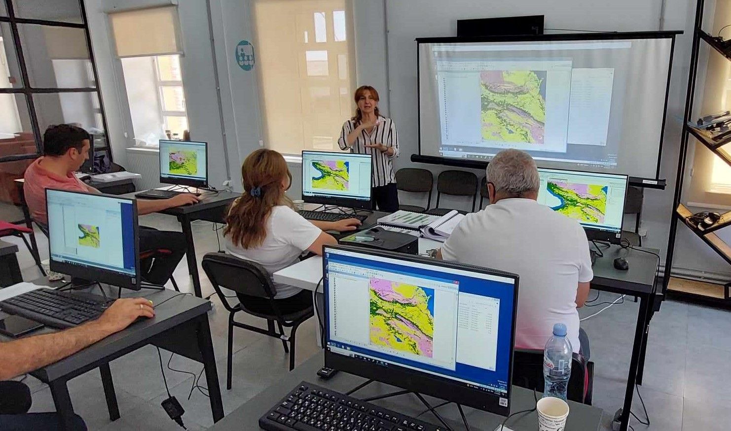 L'enseignant explique quelque chose aux élèves sur un vidéoprojecteur