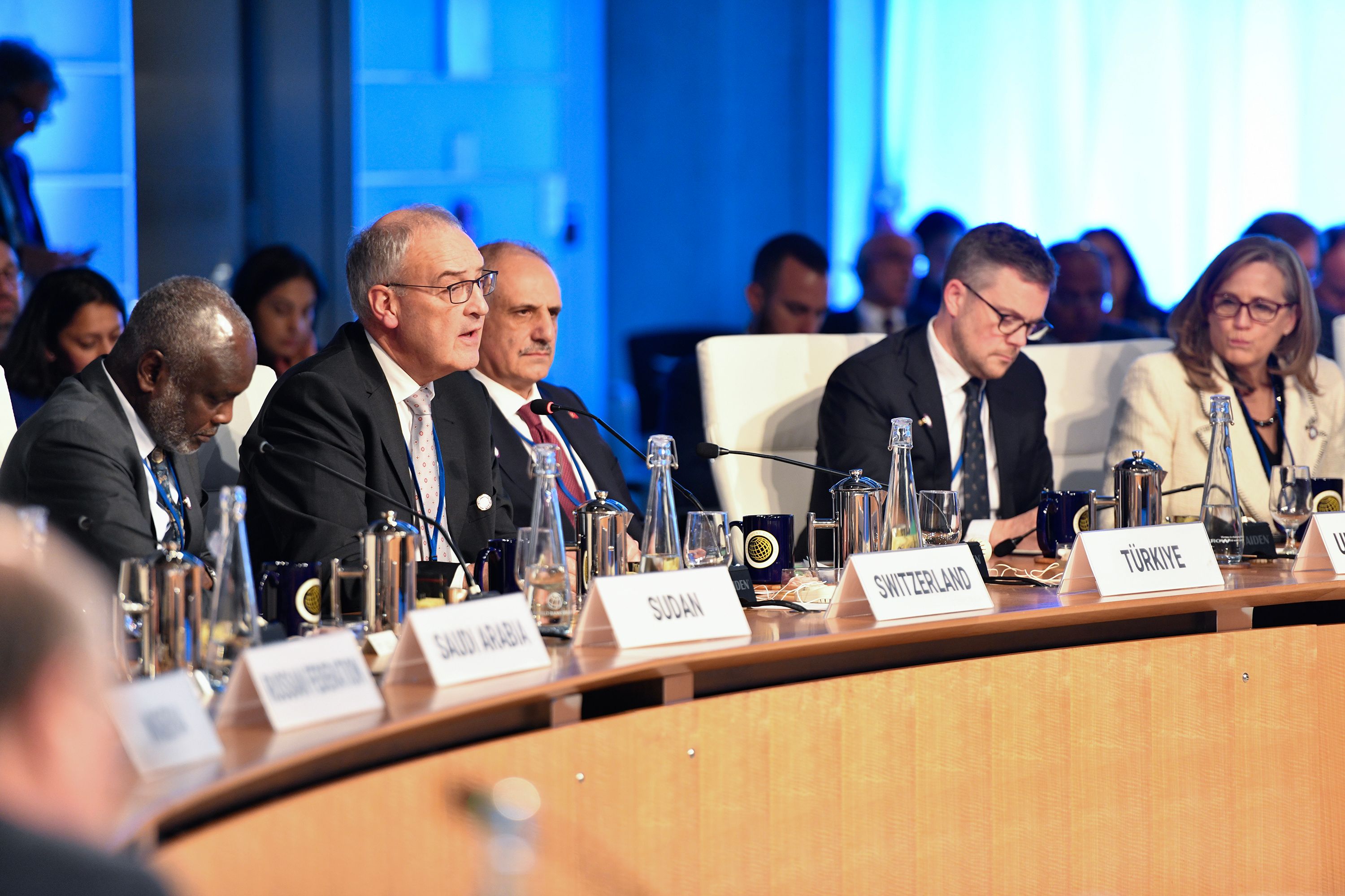 Les représentants des nations membres de la Banque mondiale sont assis à une table de réunion