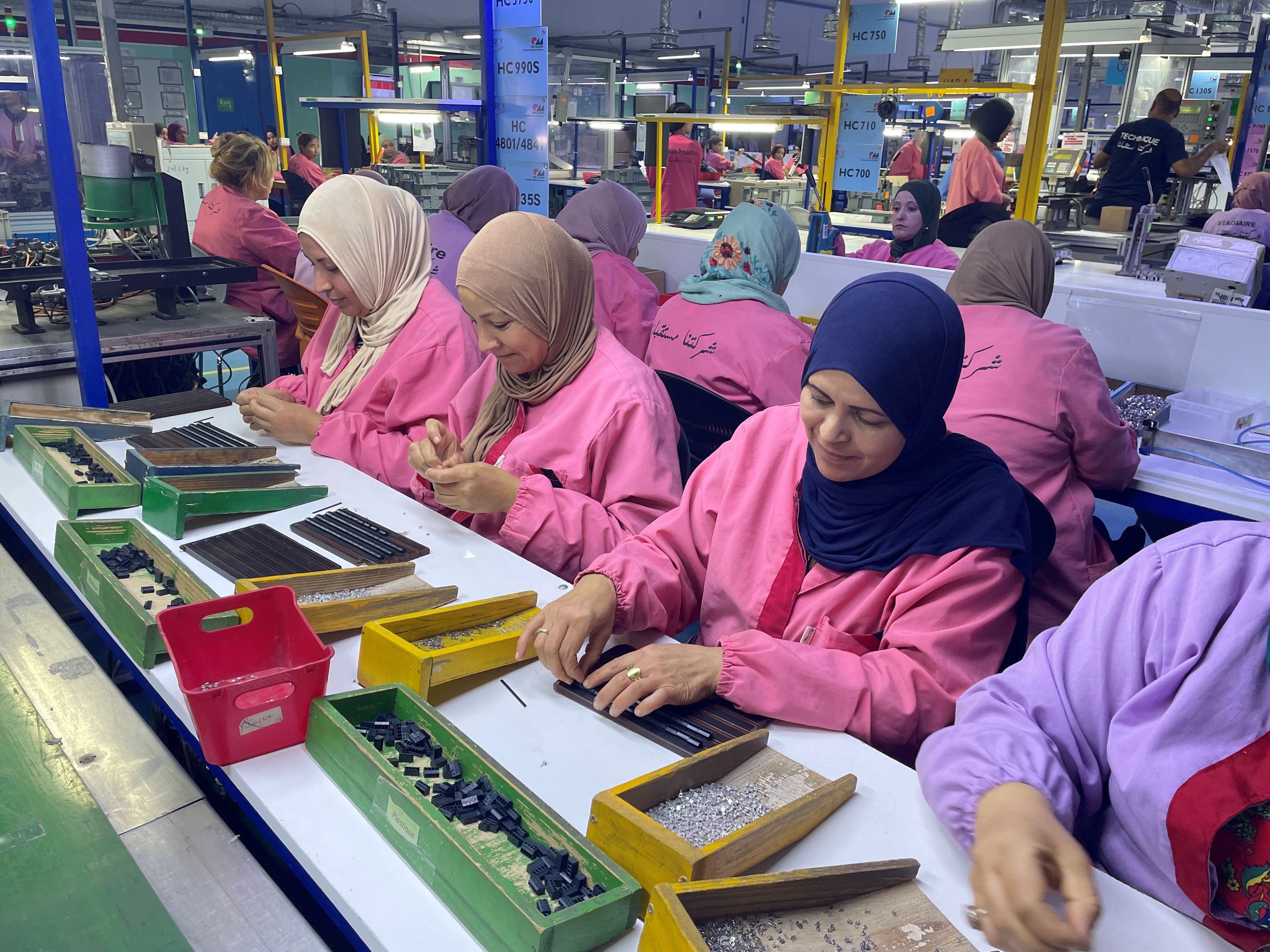 Des femmes tunisiennes travaillent à l'assemblage en usine. 